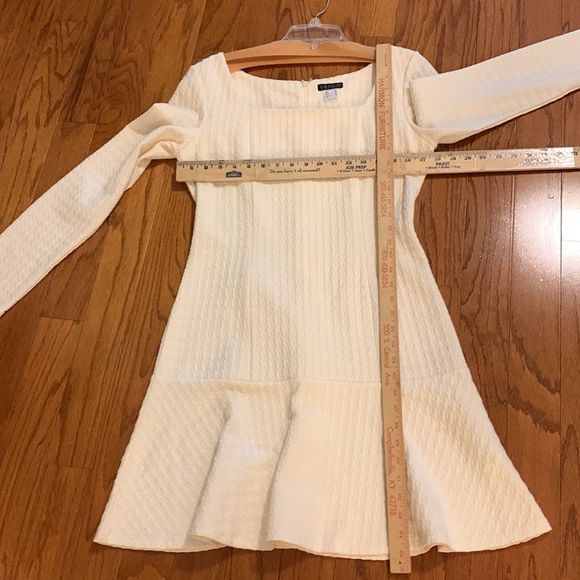 Venus size 10 longsleeve dress. Ruffle bottom and ribbed/waffle material - Picture 6 of 6